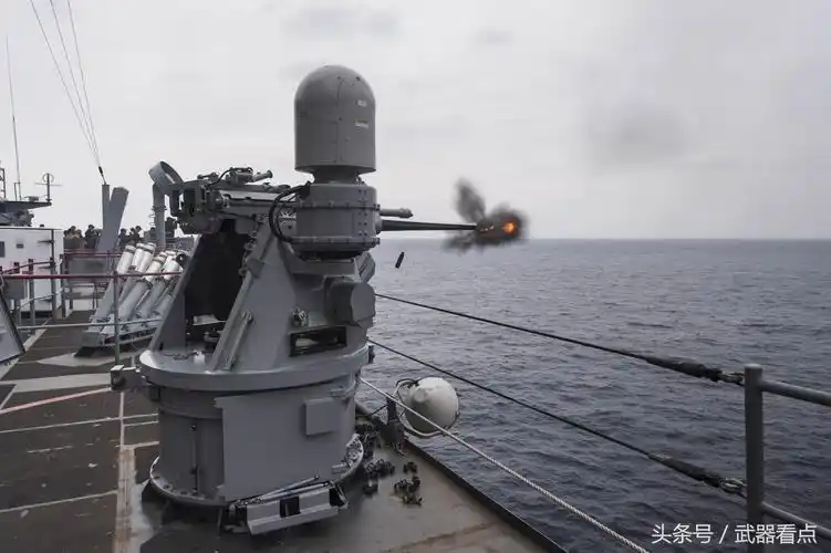 美海军近距离攻击利器mk3825mm舰炮火力强射速快