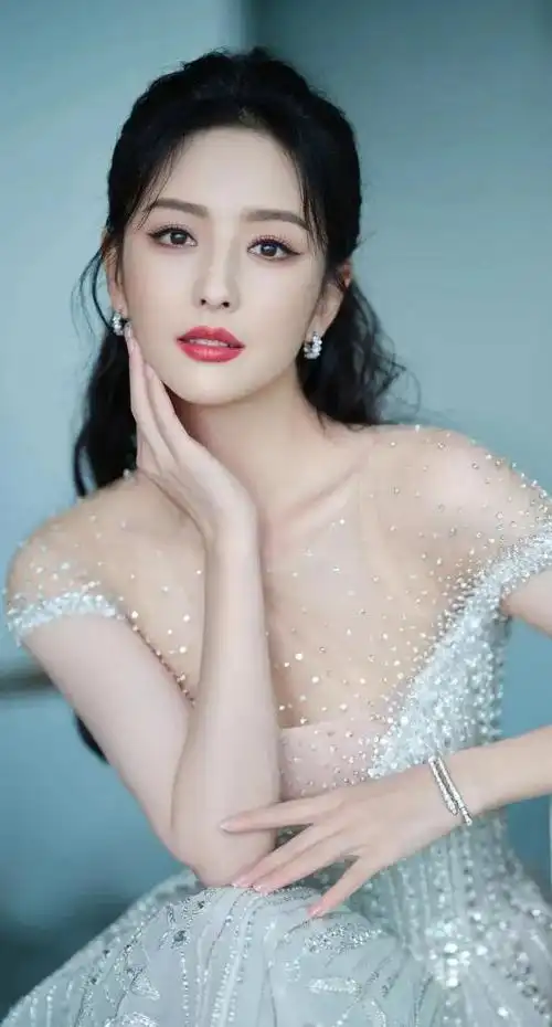 演员佟丽娅参加海南国际电影节的组图曝光.