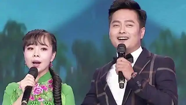 王二妮,云飞现场演唱陕北民歌《拉手手亲口口》,纯原生态,太好听了!