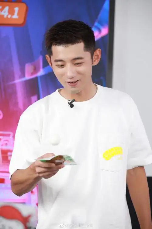 张继科[超话]#穿多种颜色t恤的科科,简直. 来自-橘子阳光- - 微博