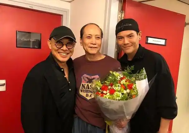 李连杰最新照片曝光!惊艳全网,黄发花帽慈祥抱女,网友狂赞