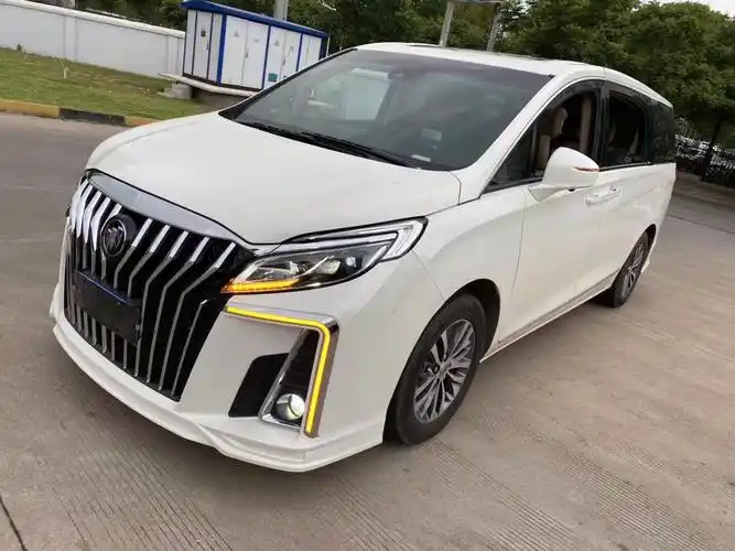 雅典娜版gl8前脸采用夸张的獠牙式的结构设计,双对称的格栅_别克gl8