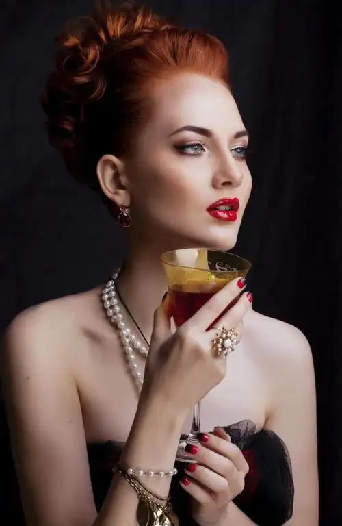 端着红酒杯的长发美女