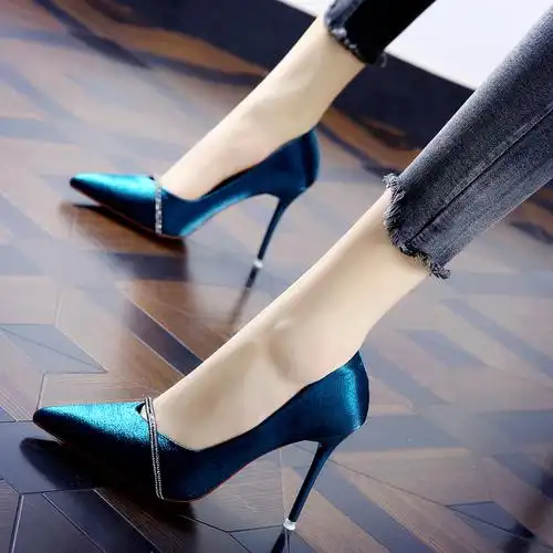 气质绸缎尖头宴会鞋女20春新款水钻一字带单鞋韩版细跟高跟鞋优惠券