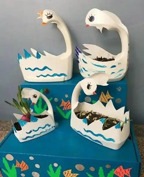 洗衣液瓶子做花盆图案(洗衣液桶剪2刀变身养花神器图解)