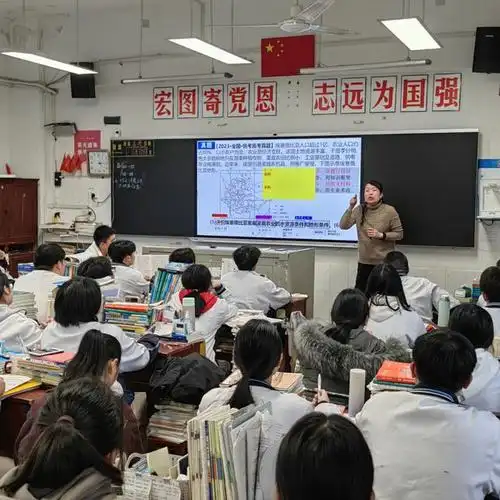 衡阳市田家炳实验中学持续开展推门听课活动