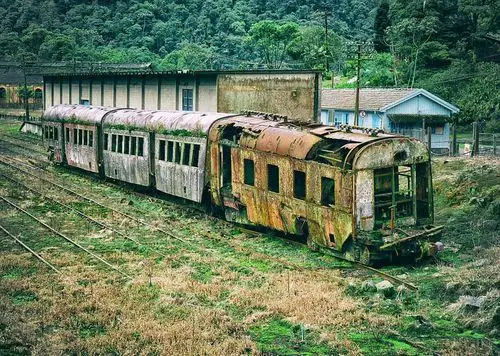 巴西热带雨林中废弃英式火车站神秘沧桑