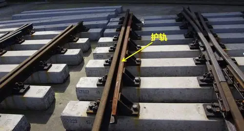 火车是怎样变轨的?