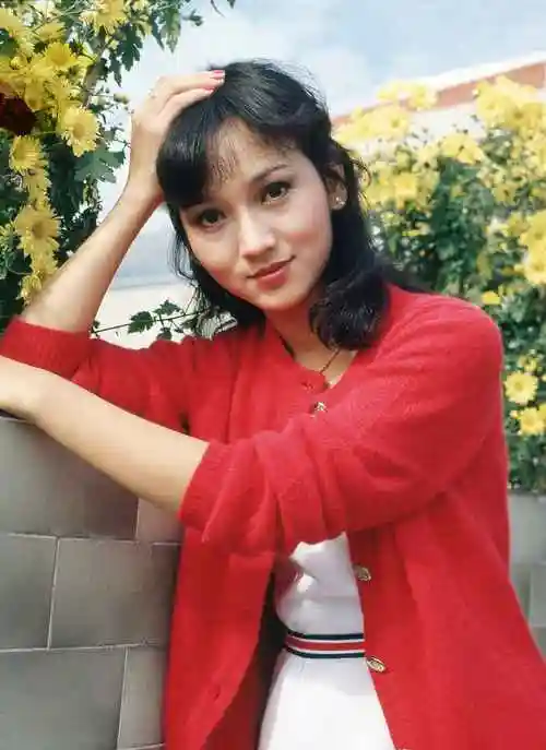 赵雅芝晒年轻时期的照片,年代感十足,网友:想起了小时候的贴画