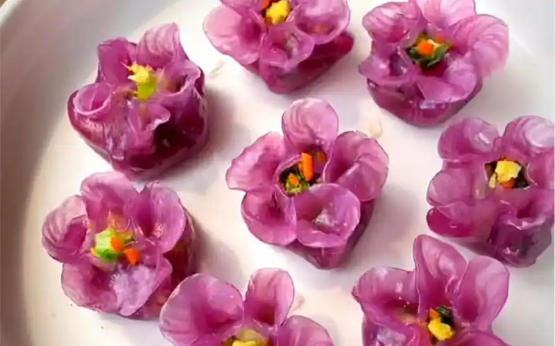 漂亮的桃花水晶饺,好吃颜值高,配上花粥这个 盗将行,是不是别有一番