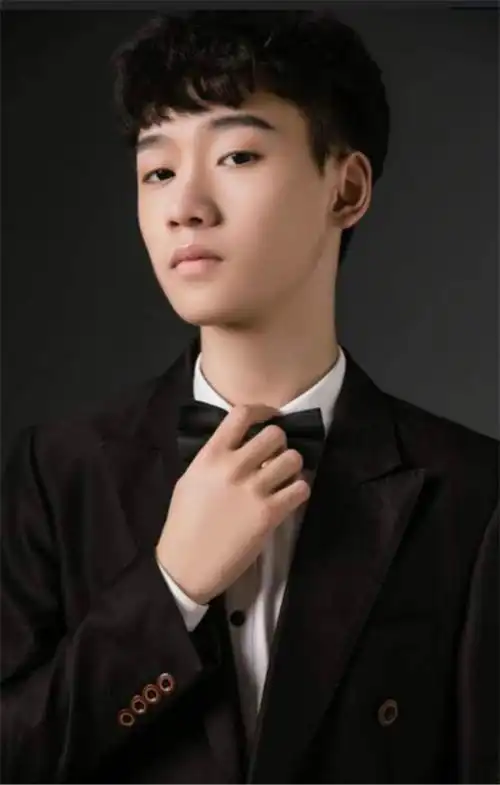 虎牙晚玉万圣节变身唐僧扛着98k去取鸡