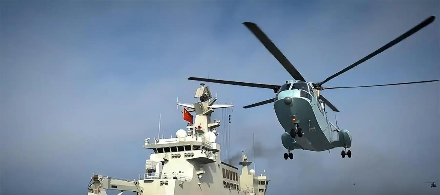 作为满载排水量超过4万吨的两栖巨舰,075型两栖攻击舰能够搭载数量可