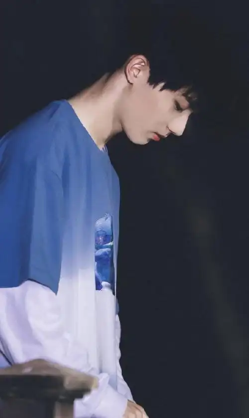 时代少年团侧颜杀#马嘉祺侧颜杀合集精致轮廓 线条清晰,侧颜绝杀!