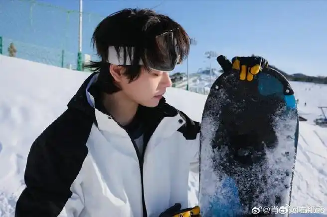 肖宇梁滑雪随拍#百丈峰 松如浪地势坤 厚德载物之