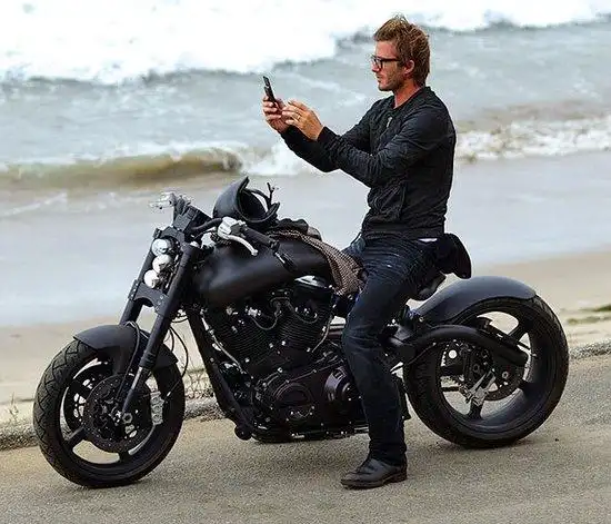 视频:进来听听贝克汉姆摩托车的声音,小贝骑f131出行