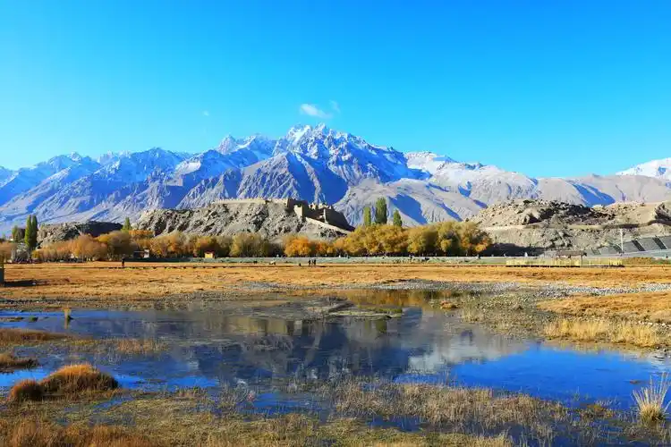 金秋南疆石头城与金草滩