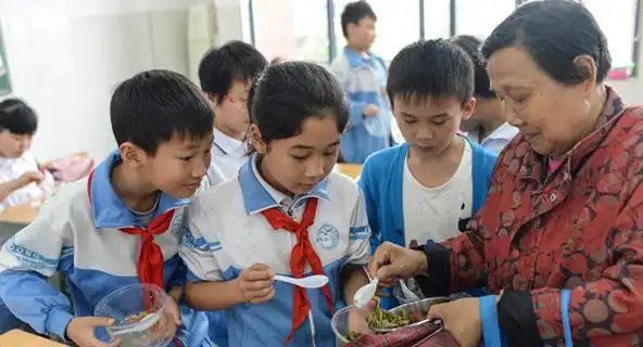 滨江小学校长陈雷介绍,桐梓坡小学完成成建制搬迁后,校园内的学生达到