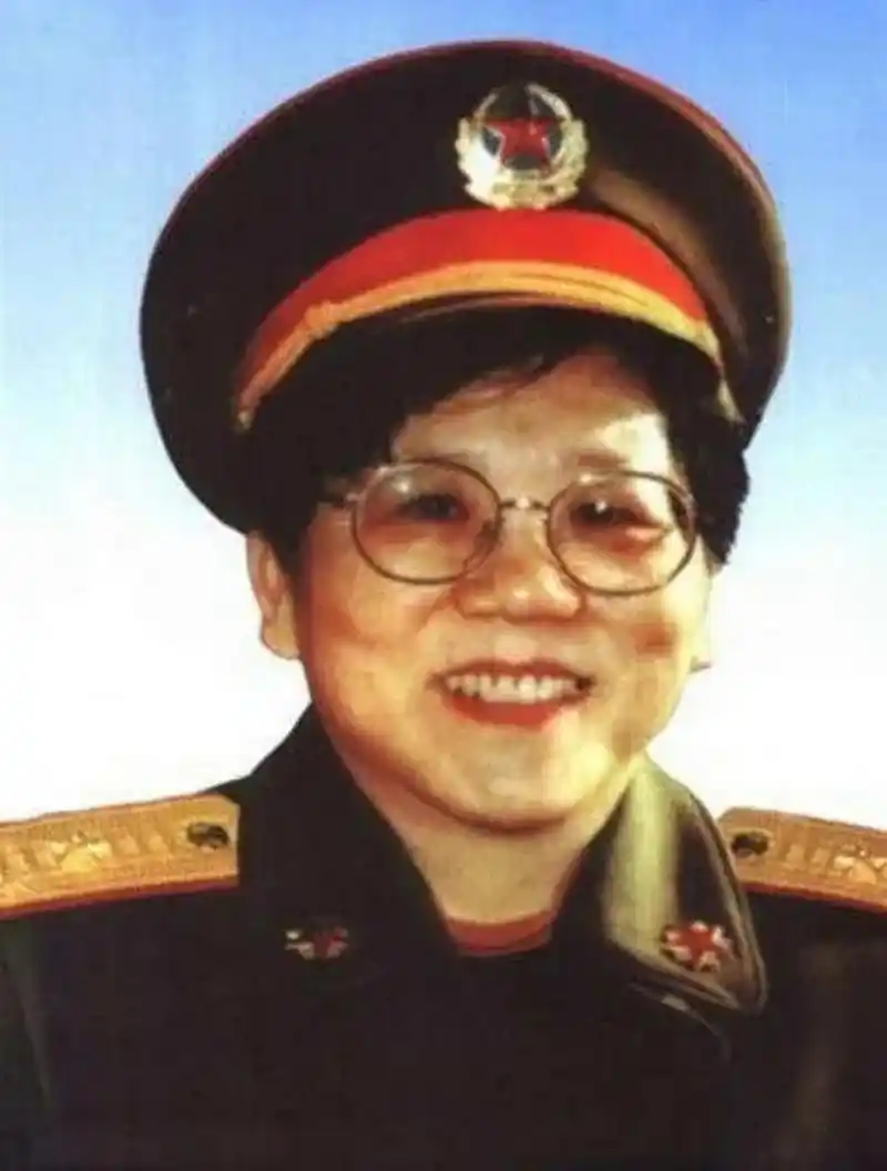 她叫杨俊生,1966年,她被授予少将军衔,成为了武警部队首位女将军