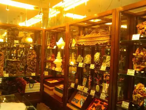 碰到个客户,要装修古玩店,又要省些钱,又能出现感觉,谁能给我些建议呢