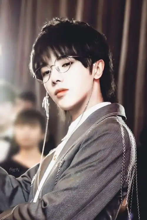 矜贵高级,时尚酷a,诚邀大家来品鉴@华晨宇yu戴眼镜颜值鲨人神图