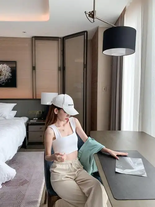 背心女宽肩吊带小背心女ins超火外穿方领短款内搭宽肩带打底衫运动