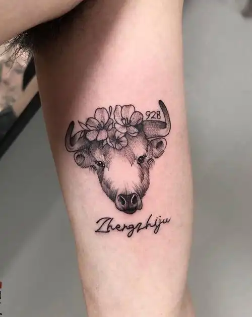 牛纹身图片_手臂点刺纹身图案