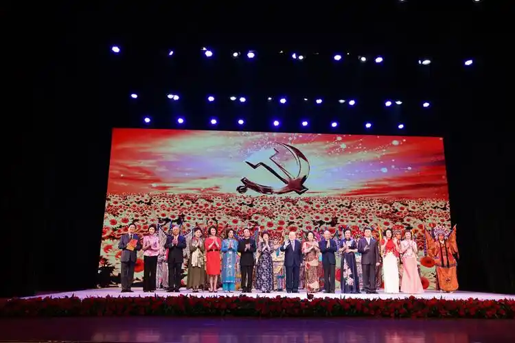 6月29日,表演者在演出结束后谢幕.新华社记者朱炜摄