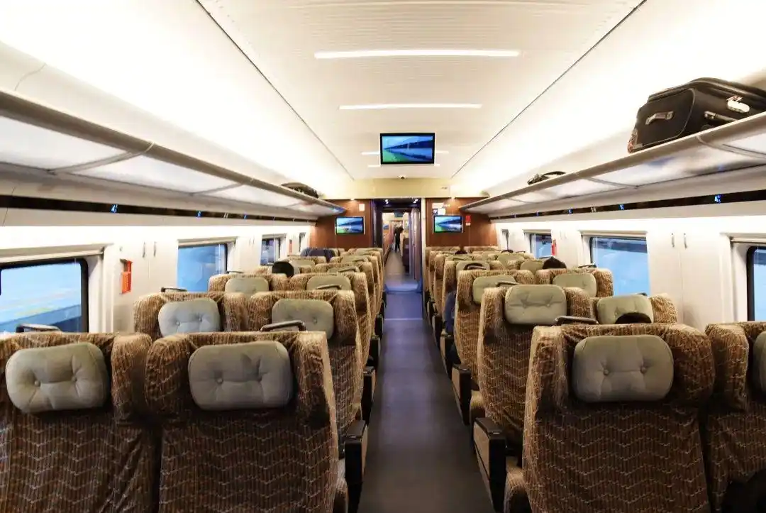 a,f靠窗,c,d靠过道二等座采用3 2座椅分布5个字母表示位置用a,b,c,d,f