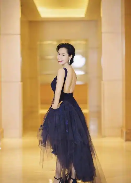 原创朱茵与老公罕见同框穿黑色挂脖吊带裙自信又时髦美得让人心动