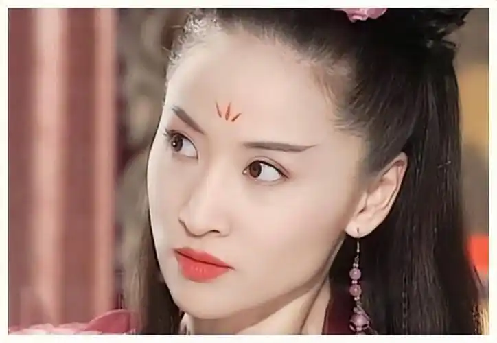 "邀月宫主"于莉,曾被张艺谋视为女神,如今58岁沦为背景板