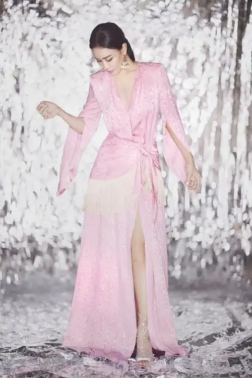 p>那英,1967年11月27日出生于辽宁省沈阳市沈河区,华语流行乐女歌手