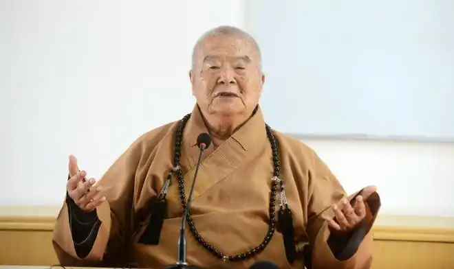 黄扬)6日清晨,台湾佛光山宣布,开山宗长星云大师5日下午在位于高雄的