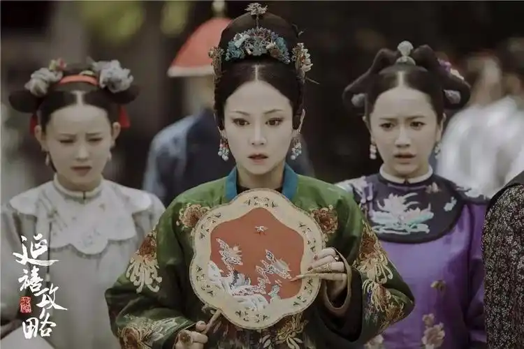 高贵妃的眉形是双燕眉,眉形整体是往上挑的,眉峰比较靠前,看起来很