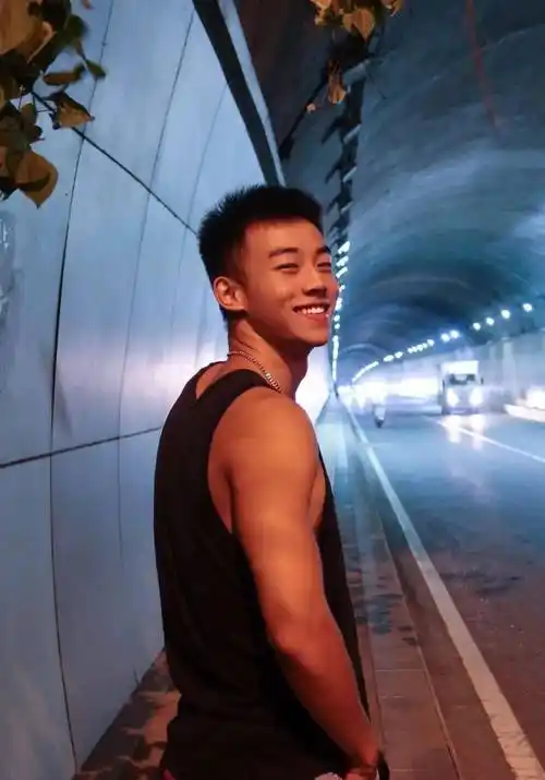 00后,黑皮体育生,灰裤子,大捷豹很明显!