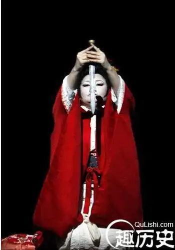 一般附有介错人帮助的剖腹仪式过程如下: 剖腹自杀者穿着庄重服装