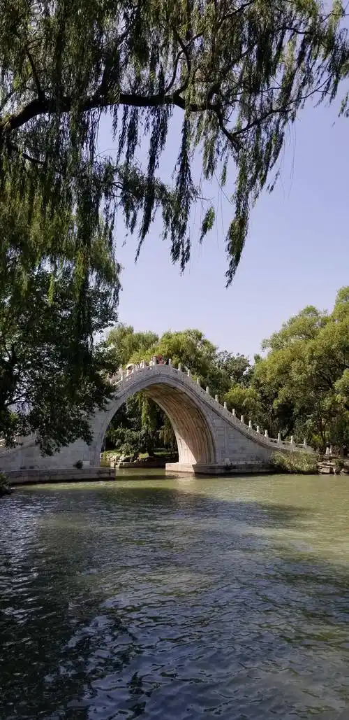 颐和园之昆明湖,水面占园区3/4,骄阳七月,湖光山色,接天莲海,宛如仙境