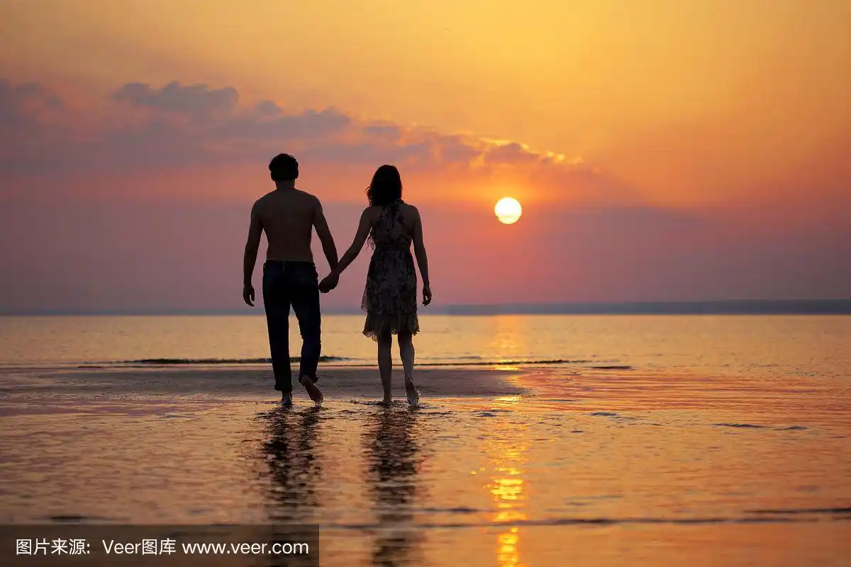 夕阳下相爱的两个人
