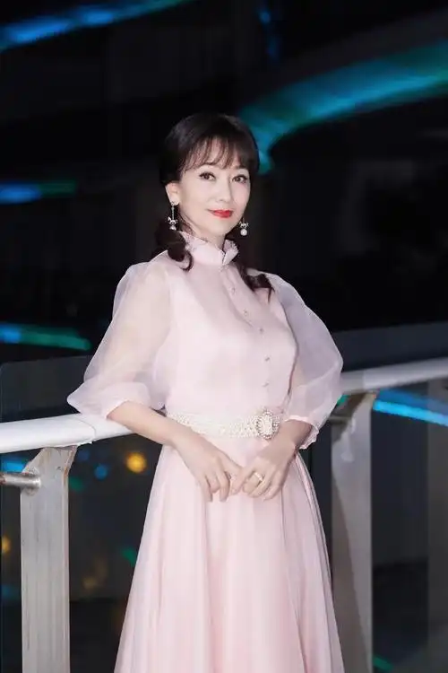 赵雅芝写真大片曝光一袭粉色长裙优雅端庄