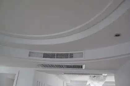 中央空调出风口和回风口能不能装在一排?