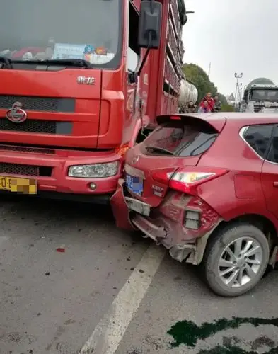 现场满目狼藉常州湖滨大桥段突发惨烈车祸