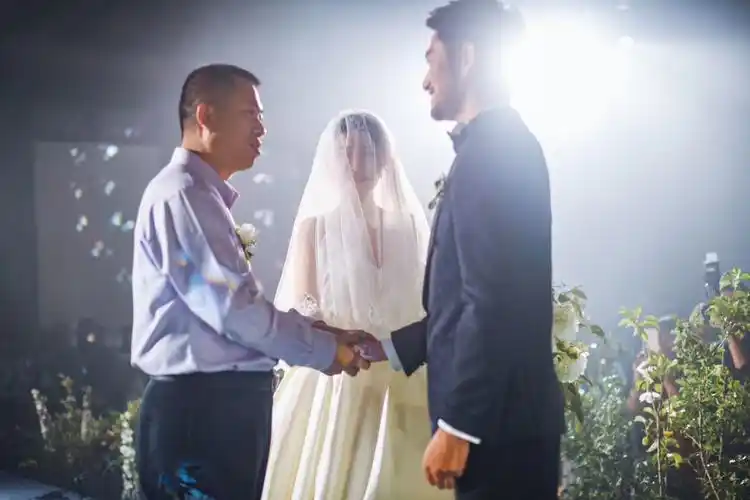 独家:张晓晨婚礼现场甜蜜热吻爱妻 陈坤张嘉倪现身