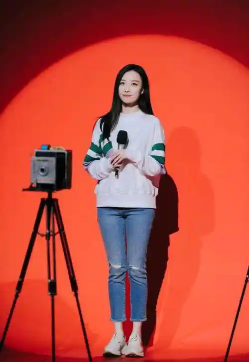 倪妮卫衣搭短裤亮相快本裤子设计感十足一双美腿让人佩服