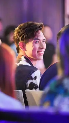 李现风格大变,搭配一套皮衣造型,酷到不敢认!