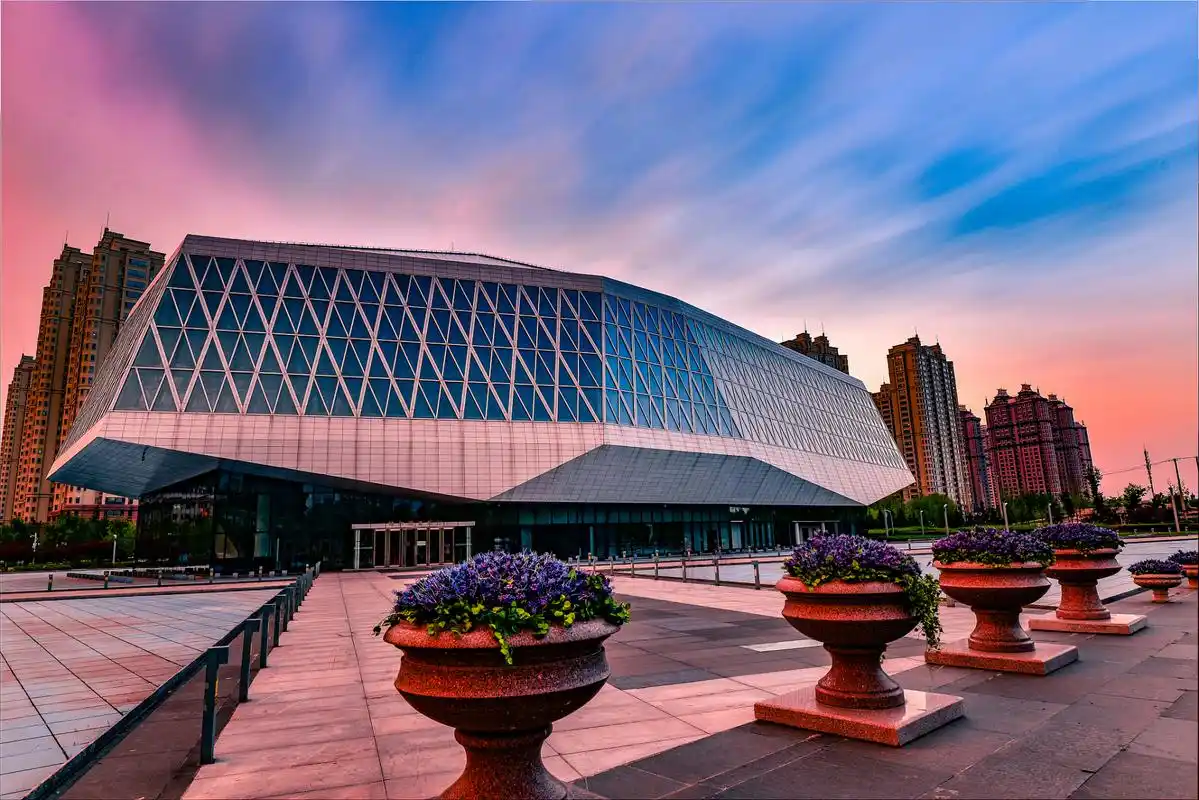 南风大剧院位于沈阳市皇姑区,是一座以幽默诙谐的二人转表演而著称的