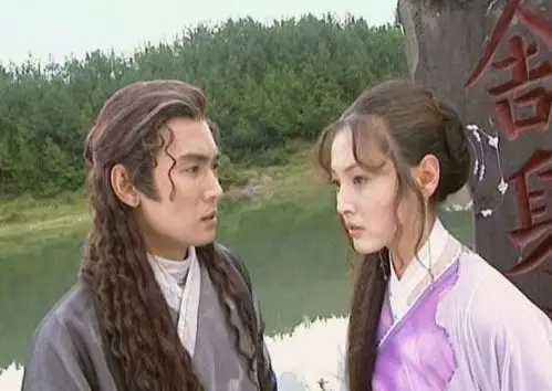 (焦恩俊饰)重出江湖,与为龙啸天报仇而来的冷月宫宫主江怜月殊死博斗