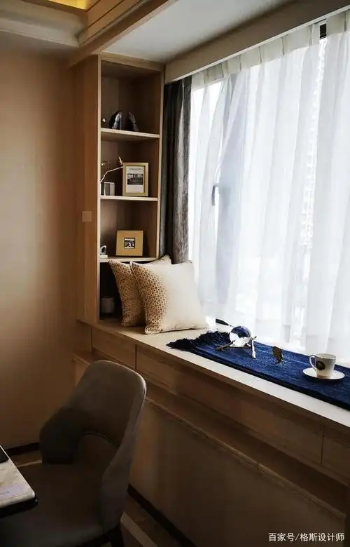 餐厅飘窗台抽屉和靠墙一侧柜子意在增加储物空间