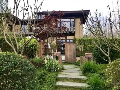 丽日天鹅湖别墅 200方花园 送车库 一线湖景有钥匙