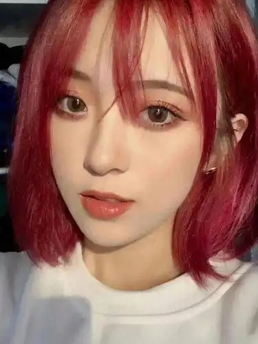 春夏的时候总想染点明亮色系的发色,秋冬又想染黑,女生就一直在这种死