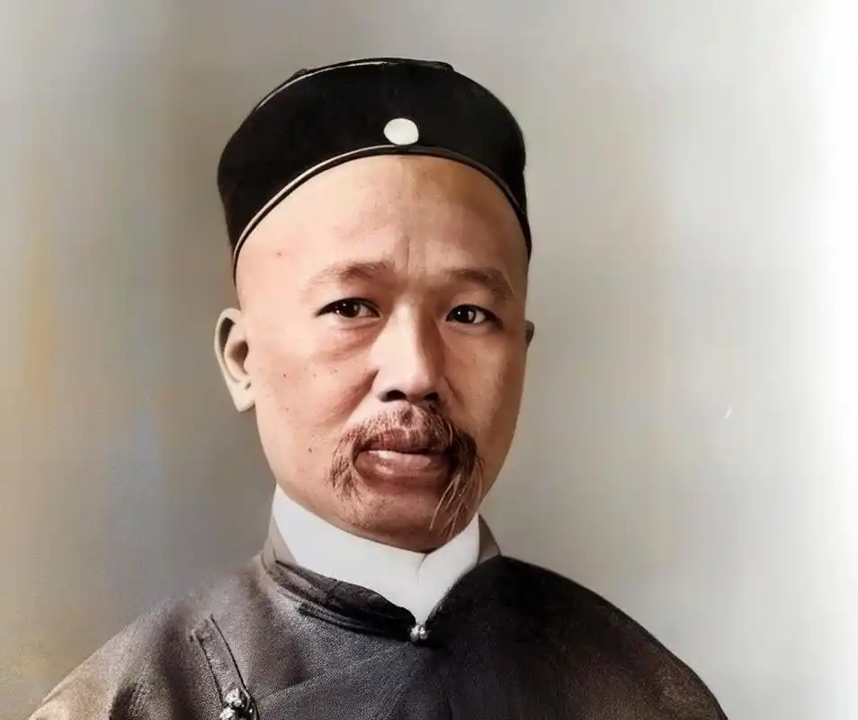 1920年,康有为与妻子和儿子坐在椅子上.他主张妇女解放,男女平等,但当