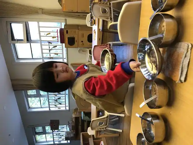 今天的小小值日生是lily,baby,andy宝贝们,她们给小朋友们分发了餐具